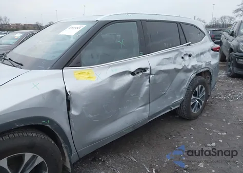 2021 Toyota Highlander Xle z USA, uszkodzony, nr VIN 5TDGZRBH4MS547903
